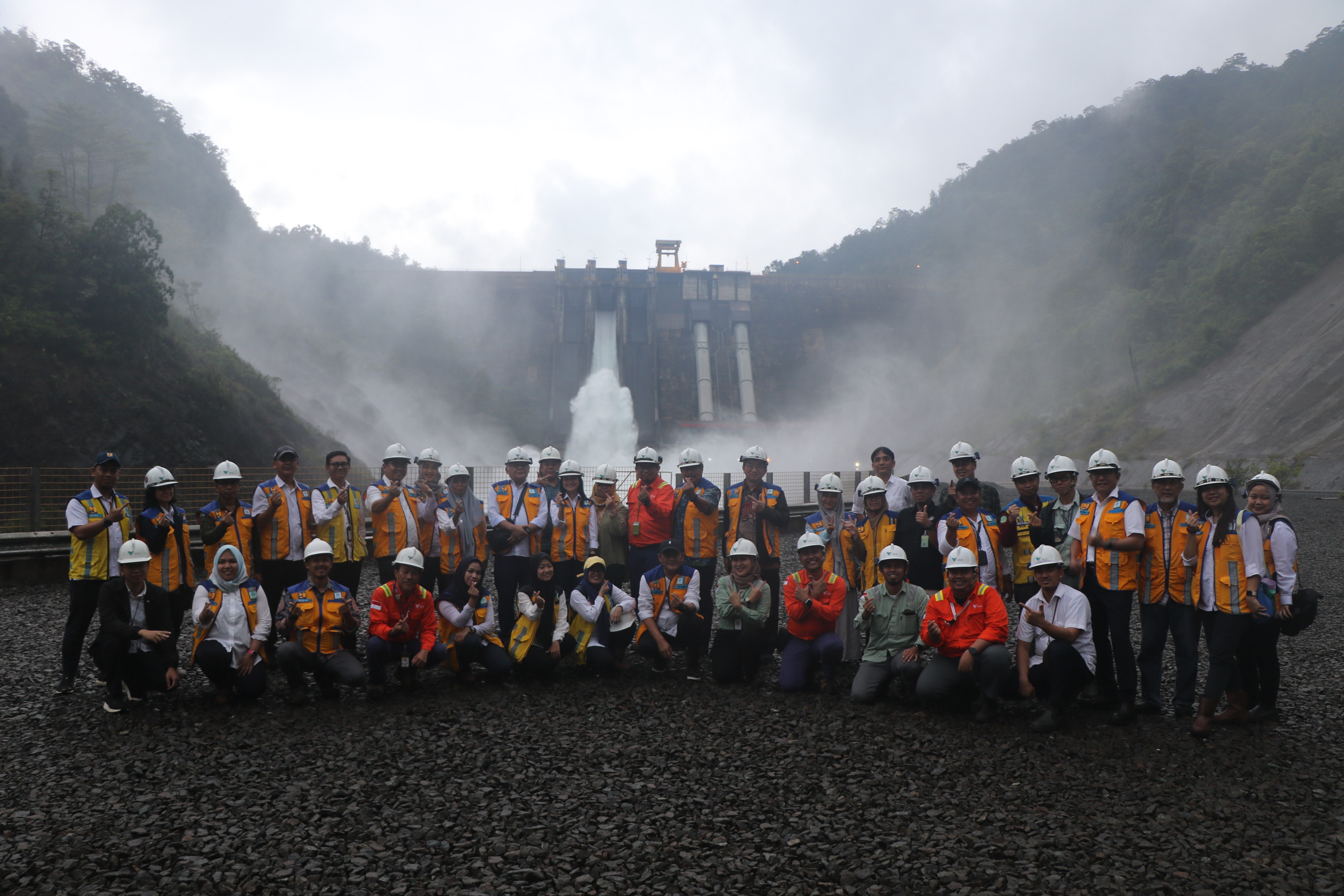 Penyulingan air bersih siap minum yang diambil dari Danau Matano.